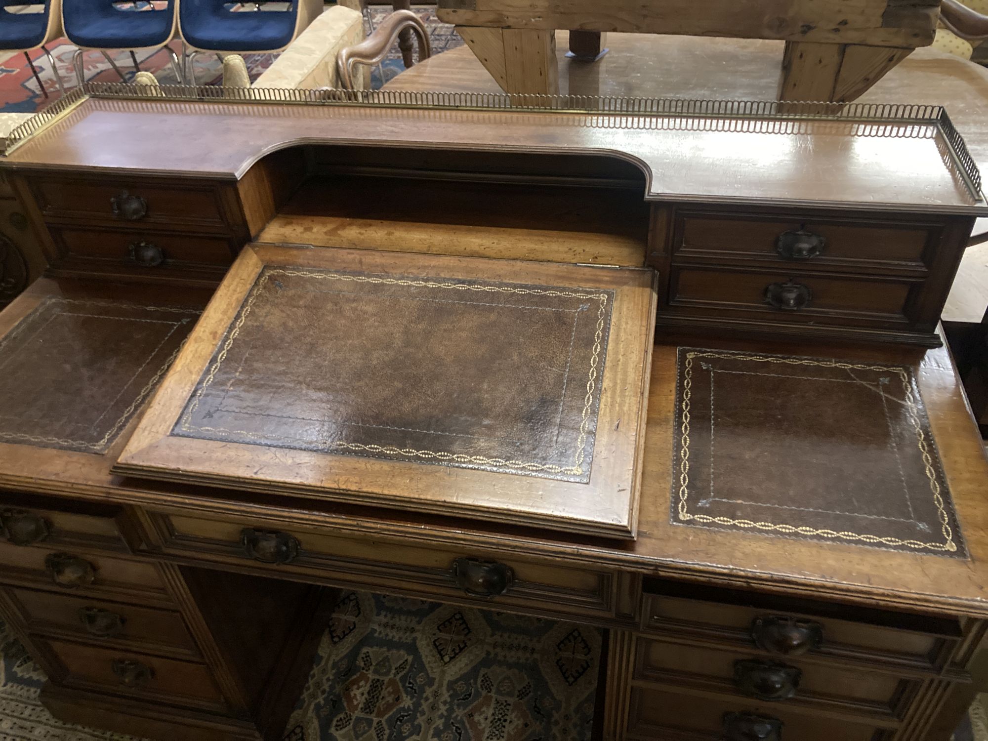 A Victorian mahogany pedestal desk, width 152cm depth 76cm height 102cm